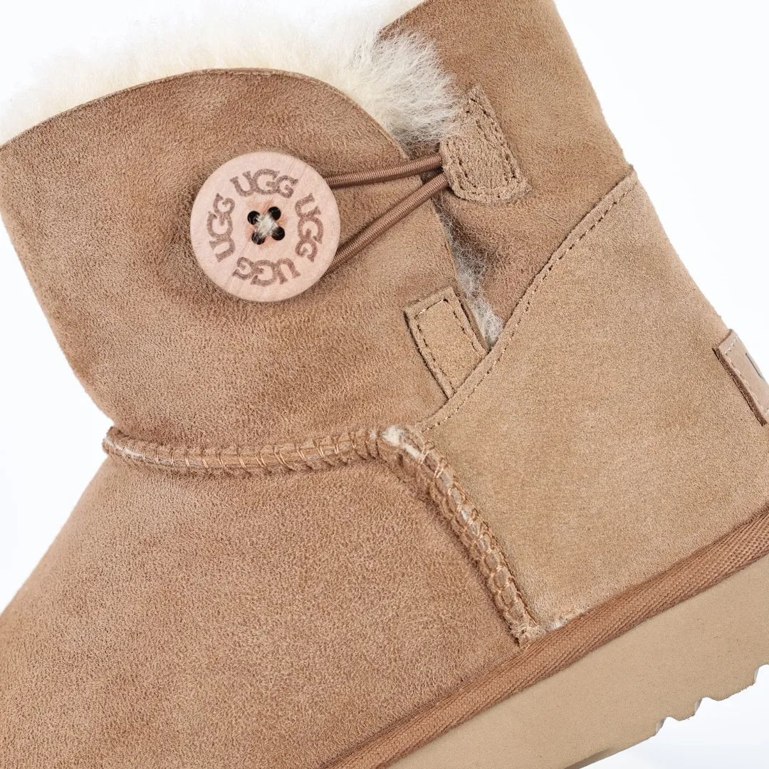 Pick up locally 💰560 Core recommended good price It is a very suitable choice for home furnishings. In the new year, uug launched a series of styles, which are partial to the preferences of young consumers and have also moved to the forefront of fashion trends. Shoe body material: water-repellent coated suede upper, 17 mm UGGPURE™ implantable wool insole, lightweight non-slip and comfortable rubber outsole, with brand LOGO and trademark, with full packaging Size: 35 36 37 38 39 40
